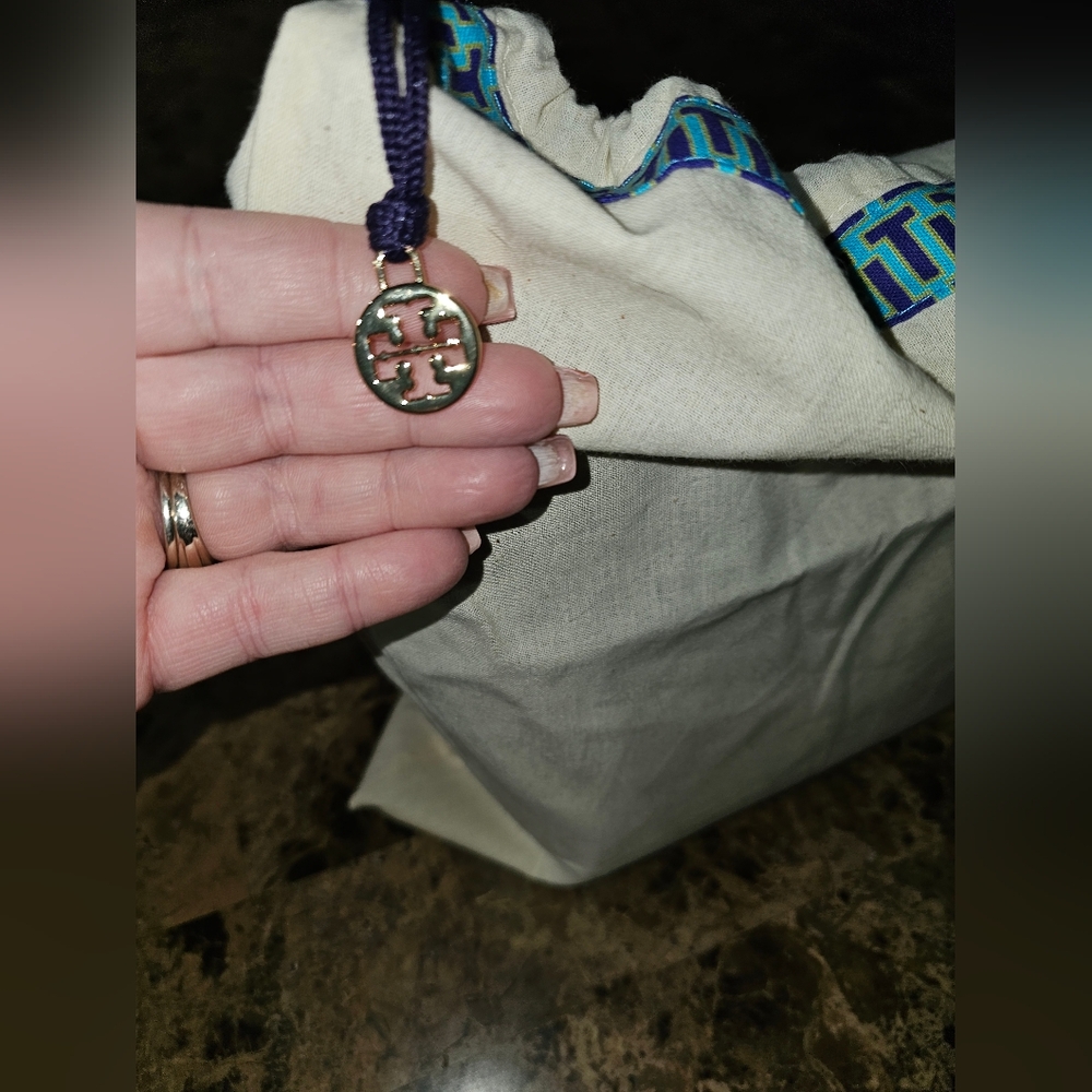 Tory Burch Small McGraw Bucket Bag with a T Monogram pattern. - Picture 7 of 7